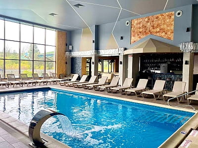 Критий басейн в SPA в заміському комплексі «Лубенська Слобода» у мальовничому куточку Полтавщини, лише за два кілометри від історичного міста Лубни