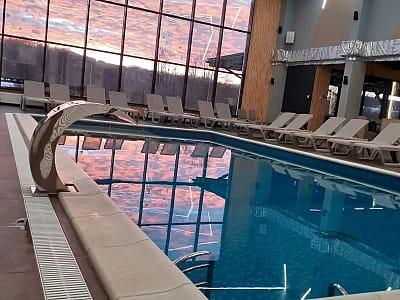 Критий басейн в SPA в заміському комплексі «Лубенська Слобода» у мальовничому куточку Полтавщини, лише за два кілометри від історичного міста Лубни
