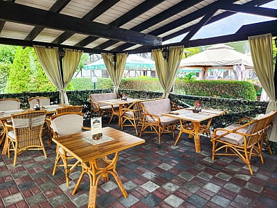 Літня тераса ресторану в заміському комплексі «Лубенська Слобода» у мальовничому куточку Полтавщини, лише за два кілометри від історичного міста Лубни