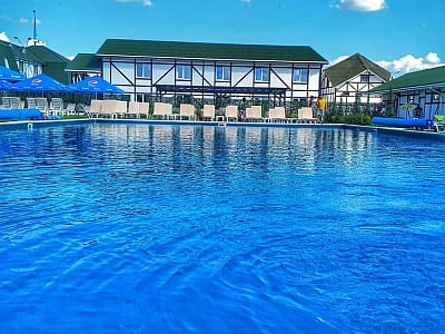 літній відкритий басейн в заміському комплексі «Лубенська Слобода» у мальовничому куточку Полтавщини, лише за два кілометри від історичного міста Лубни