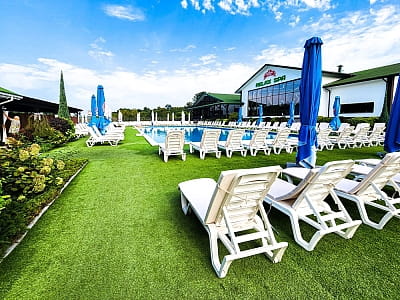 літній відкритий басейн в заміському комплексі «Лубенська Слобода» у мальовничому куточку Полтавщини, лише за два кілометри від історичного міста Лубни