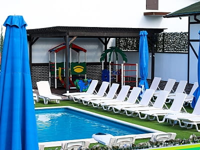 літній відкритий басейн в заміському комплексі «Лубенська Слобода» у мальовничому куточку Полтавщини, лише за два кілометри від історичного міста Лубни