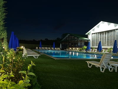 літній відкритий басейн в заміському комплексі «Лубенська Слобода» у мальовничому куточку Полтавщини, лише за два кілометри від історичного міста Лубни