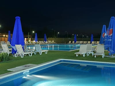 літній відкритий басейн в заміському комплексі «Лубенська Слобода» у мальовничому куточку Полтавщини, лише за два кілометри від історичного міста Лубни