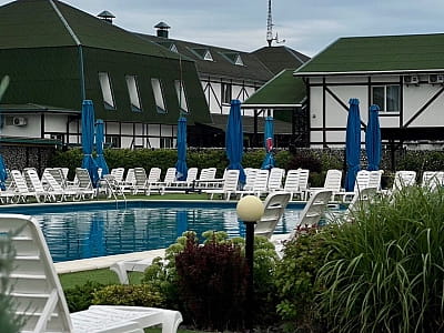 літній відкритий басейн в заміському комплексі «Лубенська Слобода» у мальовничому куточку Полтавщини, лише за два кілометри від історичного міста Лубни