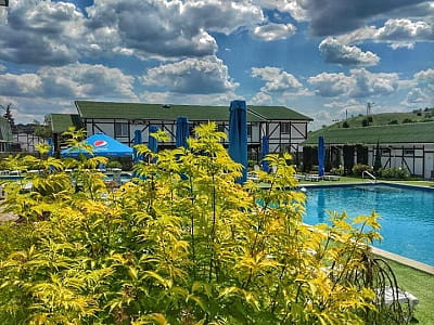 літній відкритий басейн в заміському комплексі «Лубенська Слобода» у мальовничому куточку Полтавщини, лише за два кілометри від історичного міста Лубни