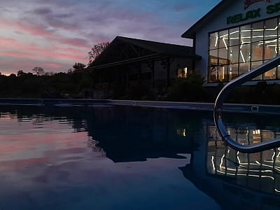 літній відкритий басейн в заміському комплексі «Лубенська Слобода» у мальовничому куточку Полтавщини, лише за два кілометри від історичного міста Лубни