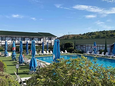 літній відкритий басейн в заміському комплексі «Лубенська Слобода» у мальовничому куточку Полтавщини, лише за два кілометри від історичного міста Лубни