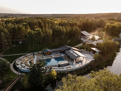 Заміський комплекс «Мис Доброї Надії» розташований у мальовничому куточку Полтавщини, на березі річки Ворскла, серед соснового лісу.