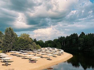 пляж на річці в заміському комплексі «Мис Доброї Надії» в селі Глоди Полтавської області на березі річки Ворскла