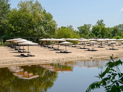 пляж на річці в заміському комплексі «Мис Доброї Надії» в селі Глоди Полтавської області на березі річки Ворскла