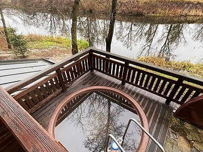 купіль в заміському комплексі «Мис Доброї Надії» в селі Глоди Полтавської області на березі річки Ворскла