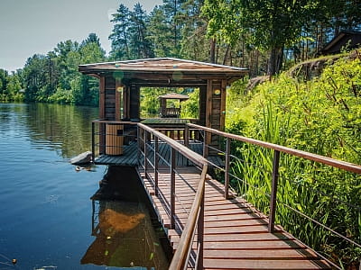 альтанки на воді в заміському комплексі «Мис Доброї Надії» в селі Глоди Полтавської області на березі річки Ворскла