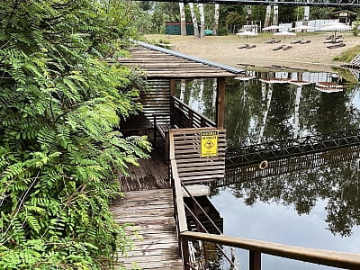 альтанки на воді в заміському комплексі «Мис Доброї Надії» в селі Глоди Полтавської області на березі річки Ворскла