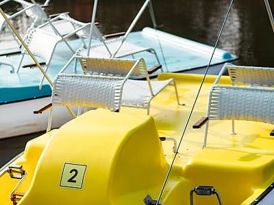 прогулянка на катамаранах в заміському комплексі «Мис Доброї Надії» в селі Глоди Полтавської області на березі річки Ворскла