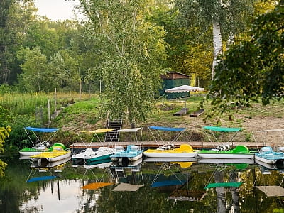 прогулянка на катамаранах в заміському комплексі «Мис Доброї Надії» в селі Глоди Полтавської області на березі річки Ворскла