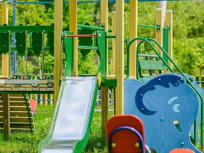 дитячий майданчик в заміському комплексі «Мис Доброї Надії» в селі Глоди Полтавської області на березі річки Ворскла