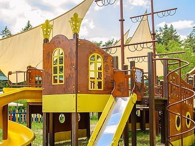 дитячий майданчик в заміському комплексі «Мис Доброї Надії» в селі Глоди Полтавської області на березі річки Ворскла