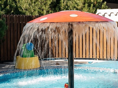 дитячи літній басейн в заміському комплексі «Мис Доброї Надії» в селі Глоди Полтавської області на березі річки Ворскла