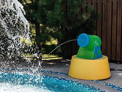 дитячи літній басейн в заміському комплексі «Мис Доброї Надії» в селі Глоди Полтавської області на березі річки Ворскла