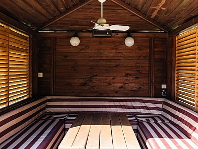 альтанки-бунгало в заміському комплексі «Мис Доброї Надії» в селі Глоди Полтавської області на березі річки Ворскла