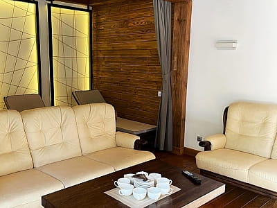 зона відпочинку лазні в заміському комплексі «Мис Доброї Надії» в селі Глоди Полтавської області на березі річки Ворскла