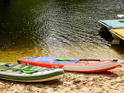 прогулянка на SUP-дошках в заміському комплексі «Мис Доброї Надії» в селі Глоди Полтавської області на березі річки Ворскла