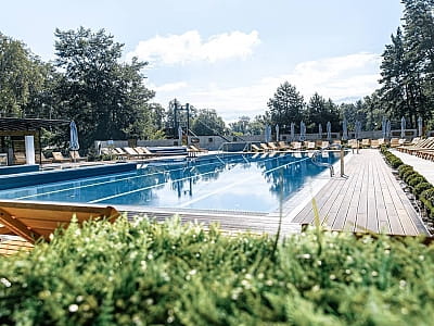 літній відкритий басейн в заміському комплексі «Мис Доброї Надії» в селі Глоди Полтавської області на березі річки Ворскла