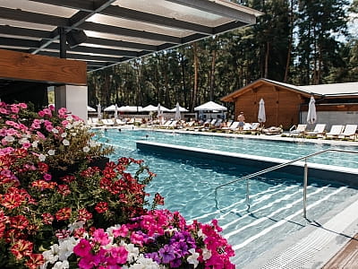 літній відкритий басейн в заміському комплексі «Мис Доброї Надії» в селі Глоди Полтавської області на березі річки Ворскла