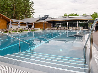 літній відкритий басейн в заміському комплексі «Мис Доброї Надії» в селі Глоди Полтавської області на березі річки Ворскла