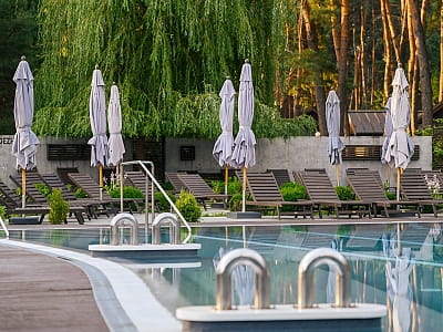 літній відкритий басейн в заміському комплексі «Мис Доброї Надії» в селі Глоди Полтавської області на березі річки Ворскла