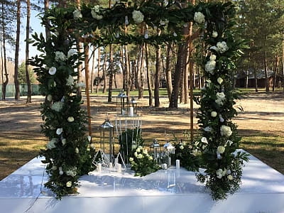 урочисті весільні церемонії в заміському комплексі «Мис Доброї Надії» в селі Глоди Полтавської області на березі річки Ворскла