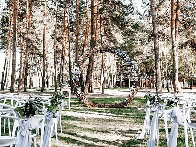 урочисті весільні церемонії в заміському комплексі «Мис Доброї Надії» в селі Глоди Полтавської області на березі річки Ворскла