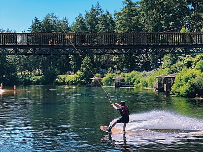 вейкбординг в заміському комплексі «Мис Доброї Надії» в селі Глоди Полтавської області на березі річки Ворскла