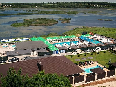 Заміський відпочинковий комплекс «Оазис Пляж» розташований на набережній Івачівського ставу неподалік Тернополя.