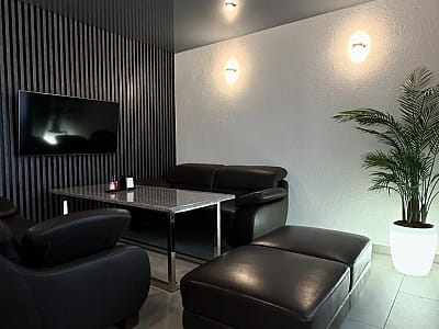 зона відпочинку SPA-чану в заміському комплексі «Оазис Пляж» на набережній Івачівського ставу неподалік Тернополя