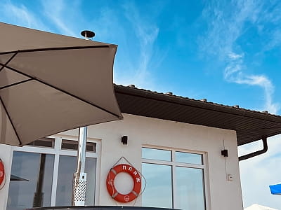 Заміський відпочинковий комплекс «Оазис Пляж» розташований на набережній Івачівського ставу неподалік Тернополя. 