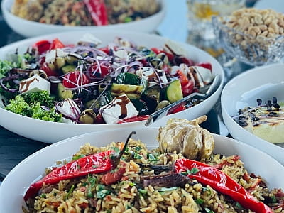 страви кафе в заміському комплексі «Оазис Пляж» на набережній Івачівського ставу неподалік Тернополя