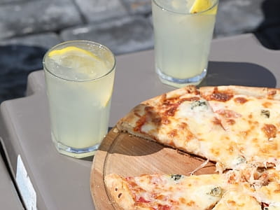 страви кафе в заміському комплексі «Оазис Пляж» на набережній Івачівського ставу неподалік Тернополя