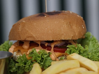 страви кафе в заміському комплексі «Оазис Пляж» на набережній Івачівського ставу неподалік Тернополя