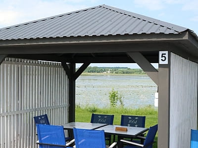 альтанки в заміському комплексі «Оазис Пляж» на набережній Івачівського ставу неподалік Тернополя