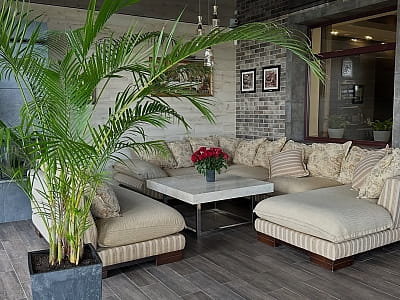 Заміський комплекс «Оазис Пляж» – це поєднання природи, водного відпочинку та релаксу неподалік міста. Басейни, пляж, спа-зона та кухня створюють комфортні умови для короткого виїзду на вихідні або тривалішого відпочинку. 