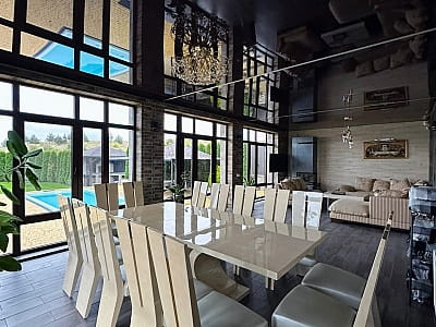 Заміський комплекс «Оазис Пляж» – це поєднання природи, водного відпочинку та релаксу неподалік міста. Басейни, пляж, спа-зона та кухня створюють комфортні умови для короткого виїзду на вихідні або тривалішого відпочинку. 