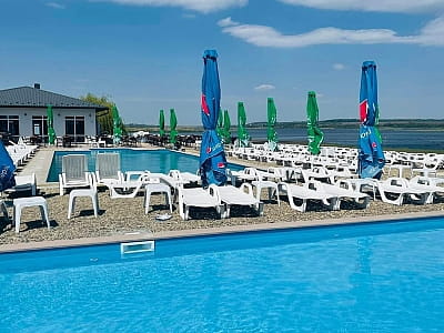 відкритий літній басейн в заміському комплексі «Оазис Пляж» на набережній Івачівського ставу неподалік Тернополя