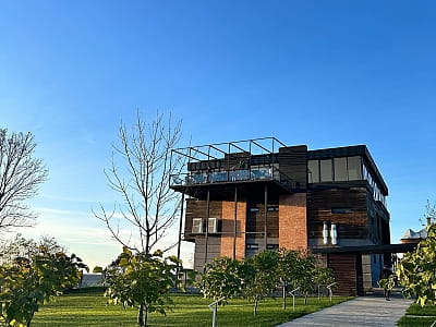 «Панорама HILL» — сучасний заміський відпочинковий комплекс на околиці міста Чортків, що поєднує природну тишу, панорамні краєвиди та продуману інфраструктуру для комфортного відпочинку. 