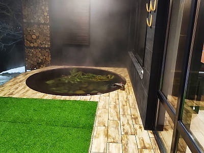 гарячий чан в заміському відпочинковому комплексі «Панорама HILL» у селі Горішня Вигнанка біля міста Чортків