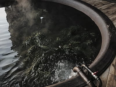 гарячий чан в заміському відпочинковому комплексі «Панорама HILL» у селі Горішня Вигнанка біля міста Чортків