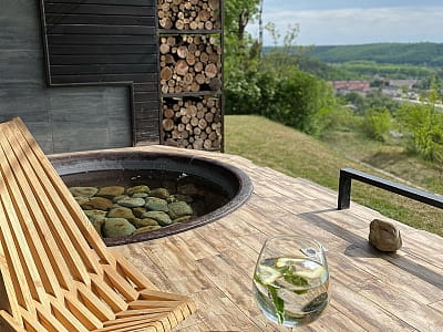 гарячий чан в заміському відпочинковому комплексі «Панорама HILL» у селі Горішня Вигнанка біля міста Чортків