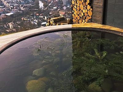 гарячий чан в заміському відпочинковому комплексі «Панорама HILL» у селі Горішня Вигнанка біля міста Чортків