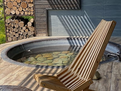 гарячий чан в заміському відпочинковому комплексі «Панорама HILL» у селі Горішня Вигнанка біля міста Чортків